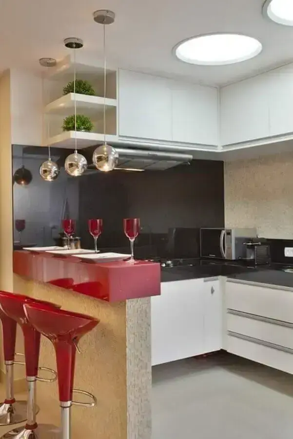 cozinha planejada pequena com balcão vermelho decorada com pendentes de metal Foto Magazine Goiás