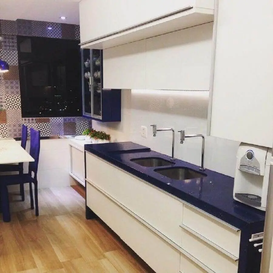 cozinha simples decorada com armário de cozinha planejado branco com bancada azul Foto Larissa Vinagre Arquitetura e Interiores