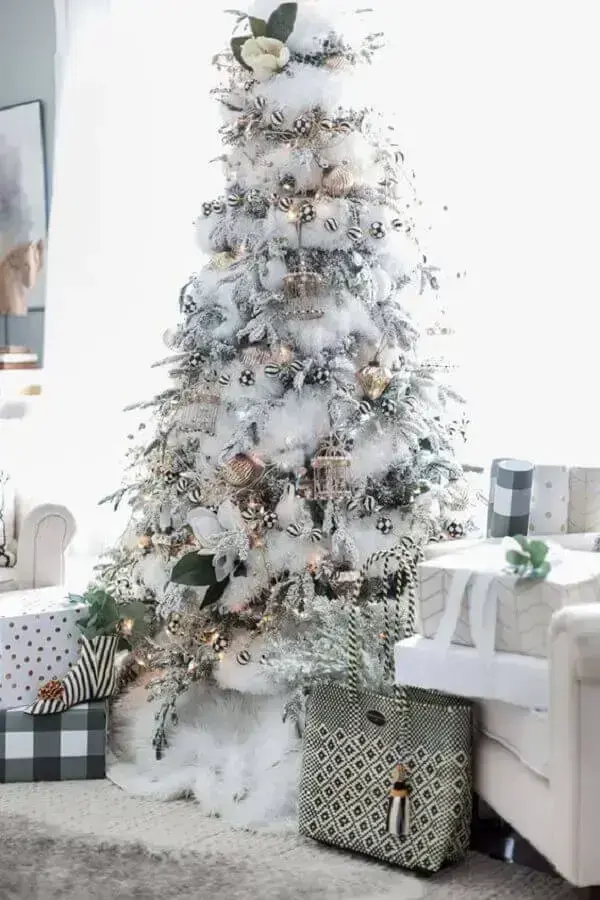 Árvore de Natal Branca? Veja dicas de decoração diferente