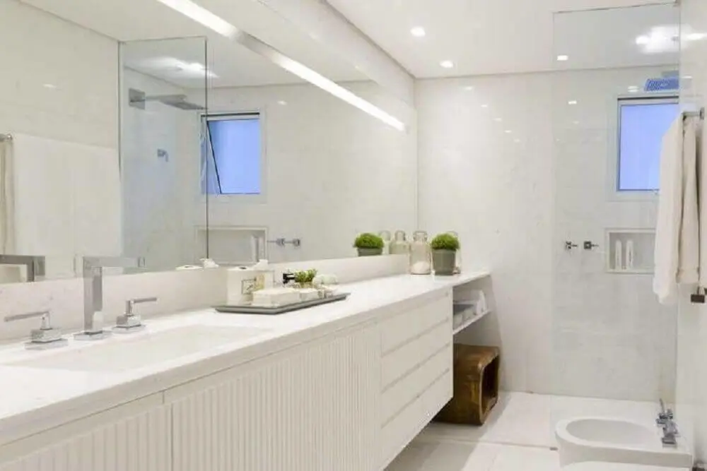 decoraÃ§Ã£o clean com armÃ¡rio planejado para banheiro com parede espelhada Foto Triplex Arquitetura