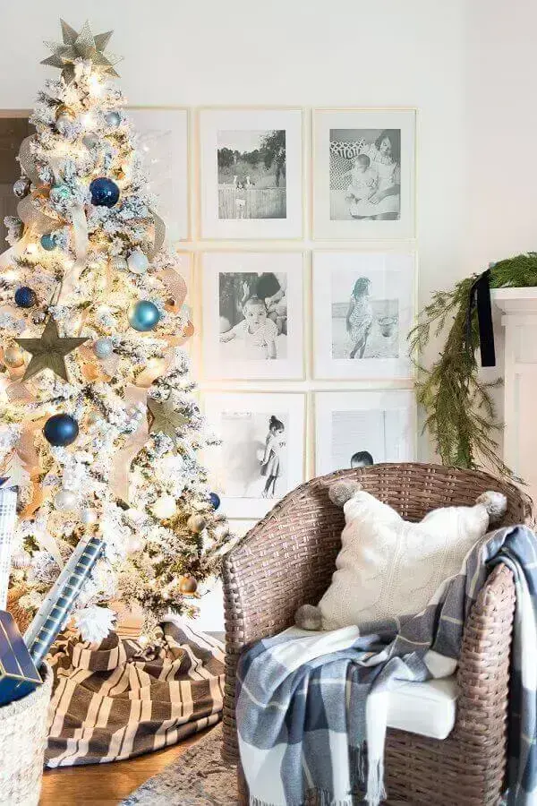 decoração clean com luzes de natal para árvore branca com bolas azuis Foto Pinterest