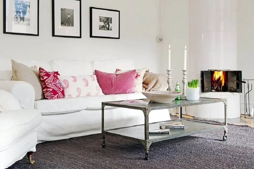 decoração sala de estar com sofá branco e almofadas cor de rosa Foto Incredible Homes