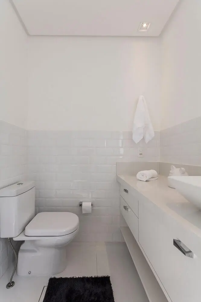 decoraÃ§Ã£o simples para banheiro planejado com azulejo branco Foto Idealizzare Arquitetos