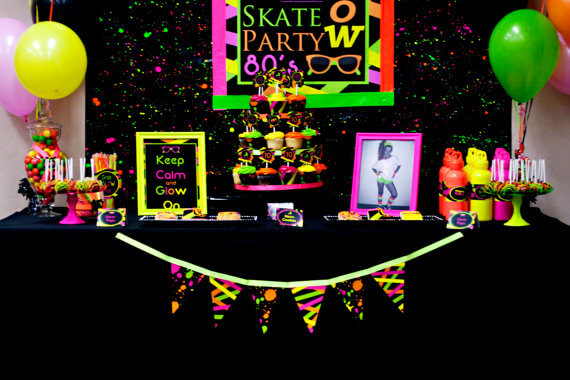 Mesa de doces para festa neon