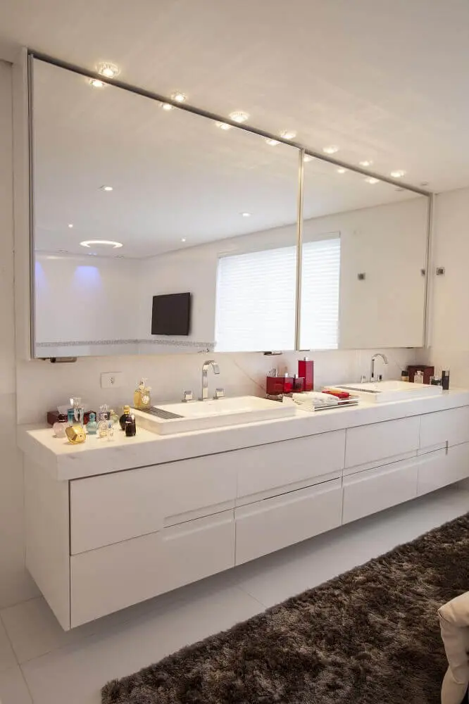 decoração para banheiro planejado moderno e sofisticado com duas cubas Foto Sandra Sanches