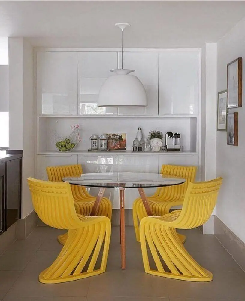 decoração amarela e branca com cadeiras para sala de jantar modernas - Foto Yamagata Arquitetura