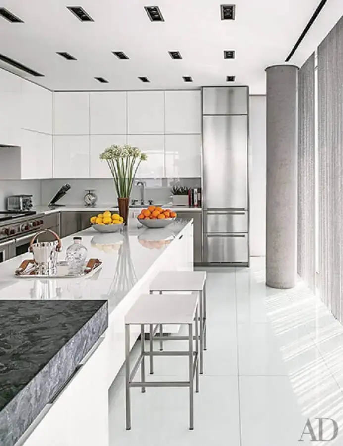 decoração clean com armário de cozinha planejado branco Foto Architectural Digest
