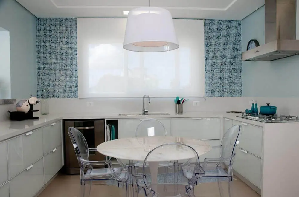 decoração clean com armário de cozinha planejado branco e cadeiras de acrílico transparente Foto Juliana Pippi