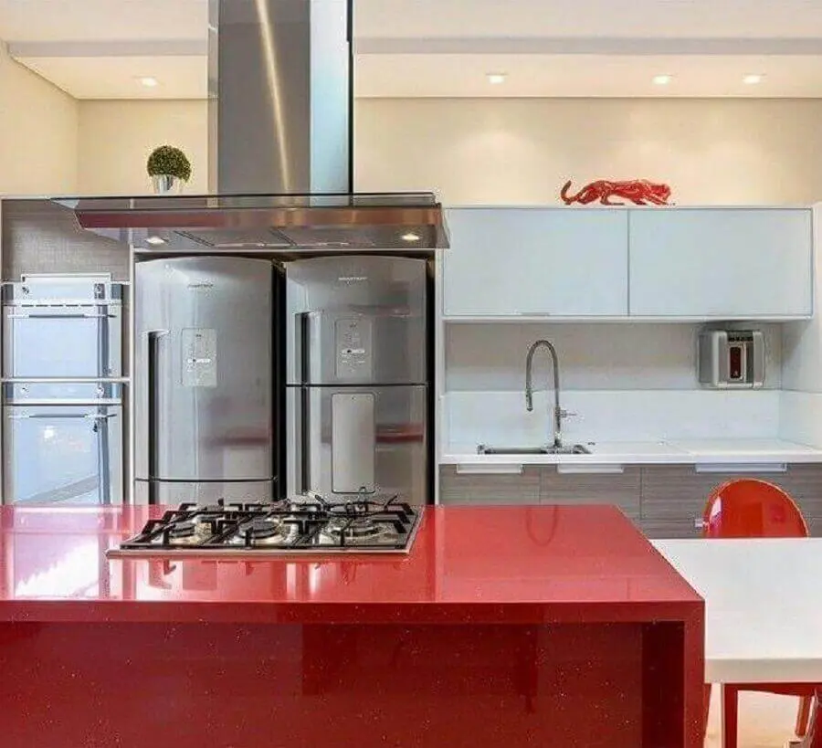 decoração clean com armário planejado de cozinha com ilha vermelho Foto Fernanda Marchette Arquiteta