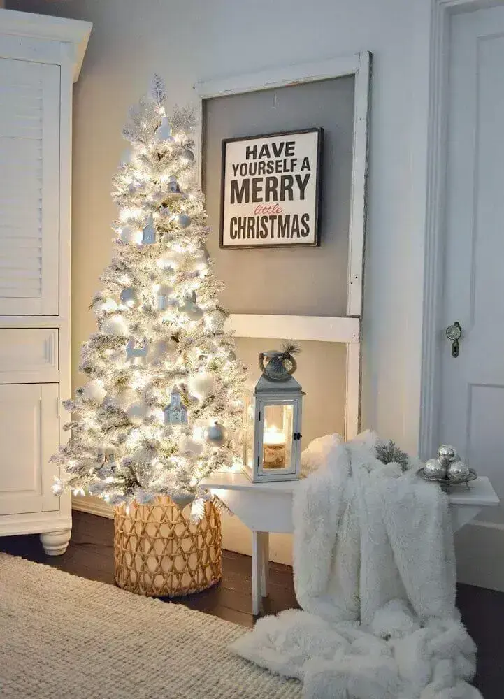 decoração clean com árvore de natal branca e prata Foto Homy99