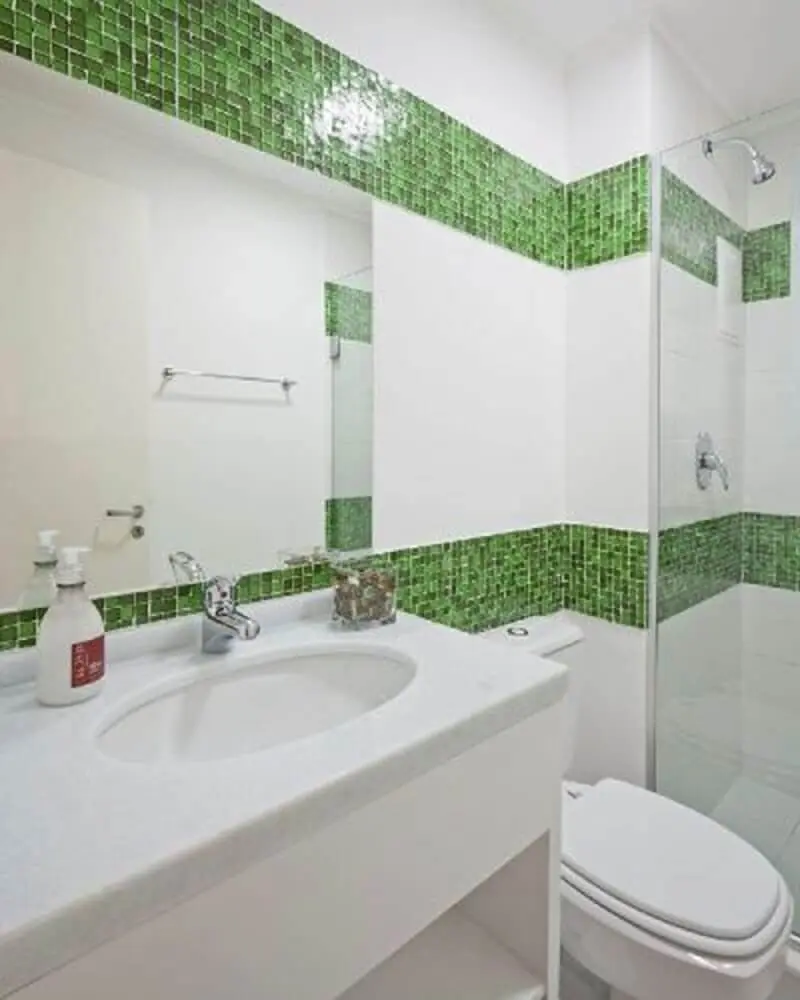 decoração clean para banheiro com faixa de pastilha verde Foto The Holk