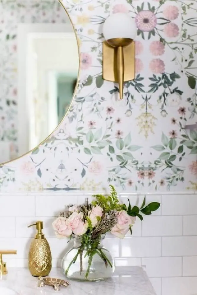 decoração clean para banheiro com papel de parede com flores Foto Pinterest