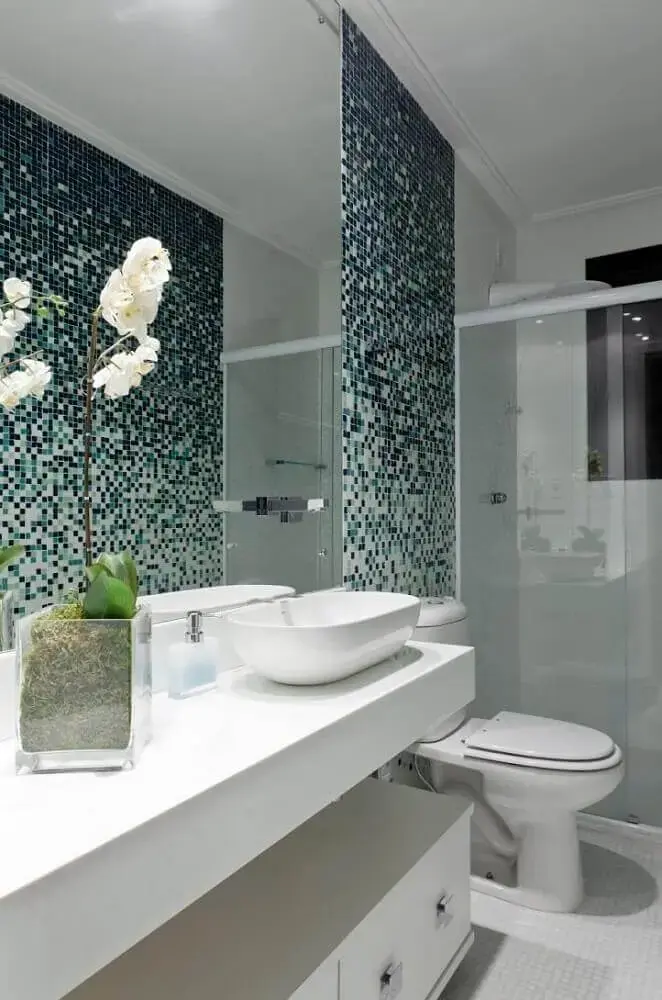 decoração clean para banheiro com pastilha de vidro Foto Pinterest
