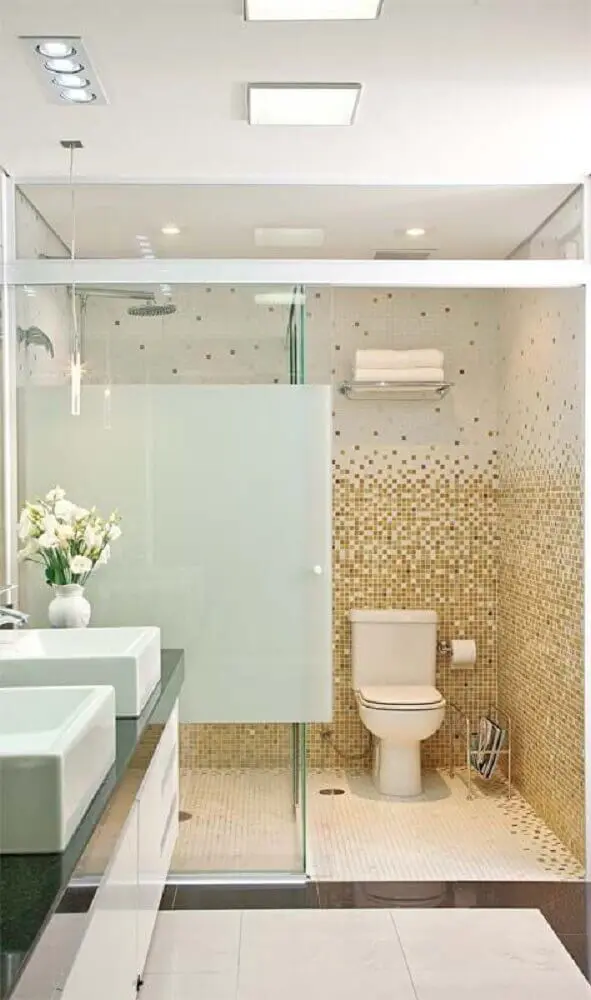 decoração clean para banheiro com pastilha dourada e branca Foto Pinterest