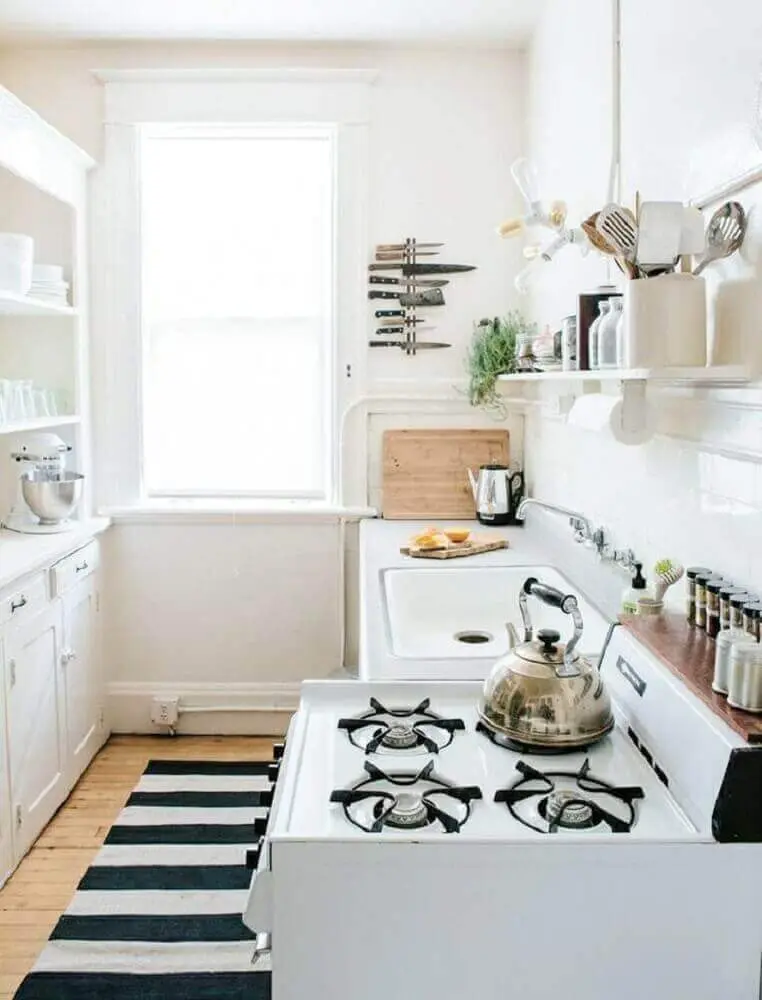 decoração clean para cozinha compacta com tapete listrado Foto Home Decoo
