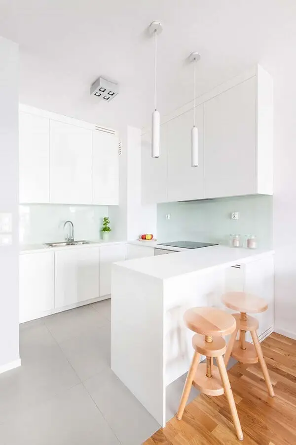 decoração clean para cozinha planejada para apartamento pequeno com piso de madeira Foto Pinterest