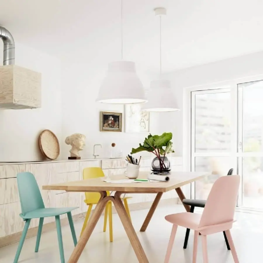 decoração clean para sala de jantar moderna com cadeiras coloridas em tom pastel Foto Nicholas C Johnson