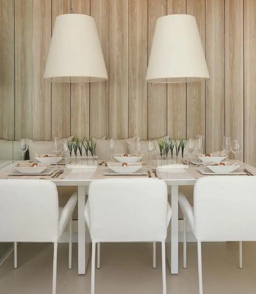 decoração clean para sala de jantar moderna com dois grandes pendentes brancos sobre a mesa Foto Mariana Orsi