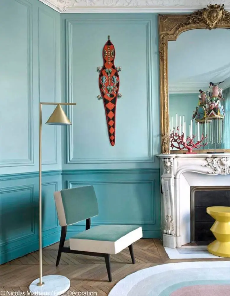 decoração clássica com moldura de parede pintada em dois tons de azul Foto Pinterest
