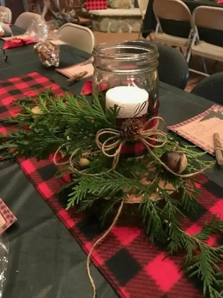 decoração clássica para mesa de natal com arranjo de planta e toalha xadrez Foto Pinterest
