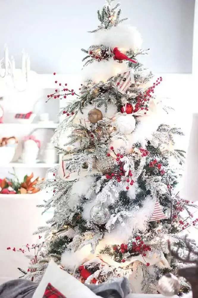 decoração clássica para árvore de natal branca com enfeites vermelhos e verdes Foto Hello Blogger