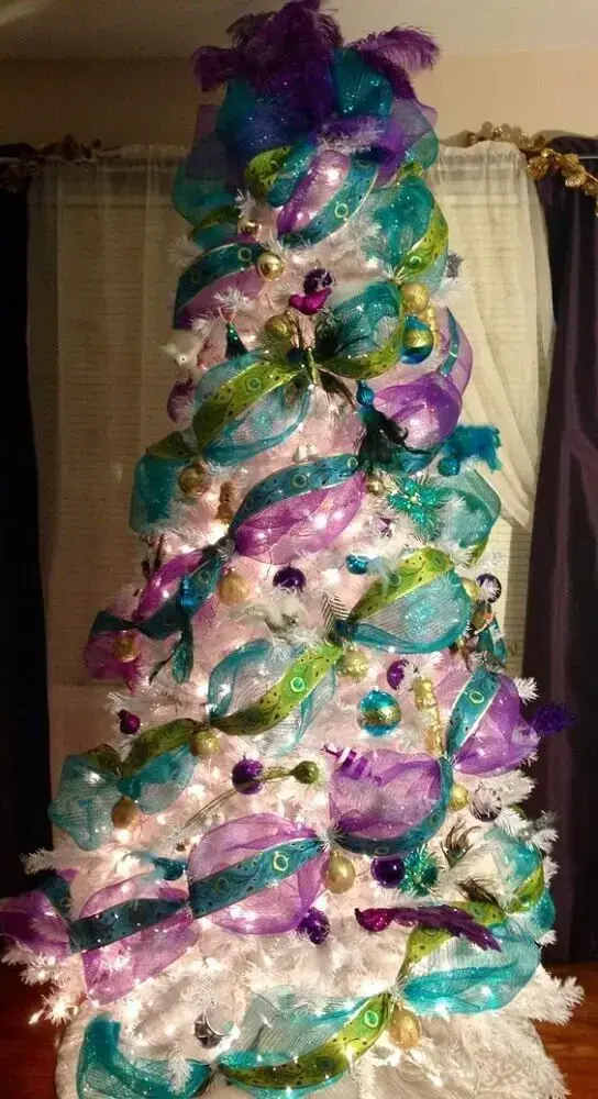 decoração colorida com árvore de natal branca Foto Pinterest