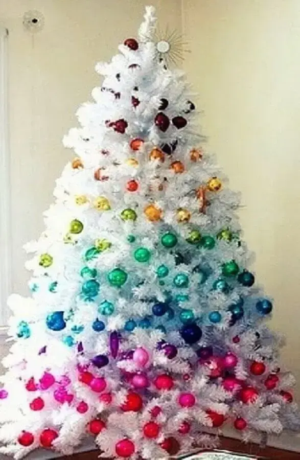 decoração colorida para árvore de natal branca Foto Hare Maristeit