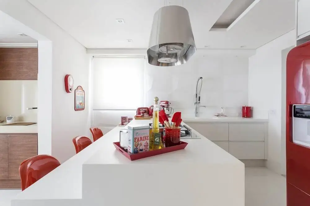 decoração com armário de cozinha planejado branco e geladeira com cadeiras vermelhas Foto Mariana Luccisano