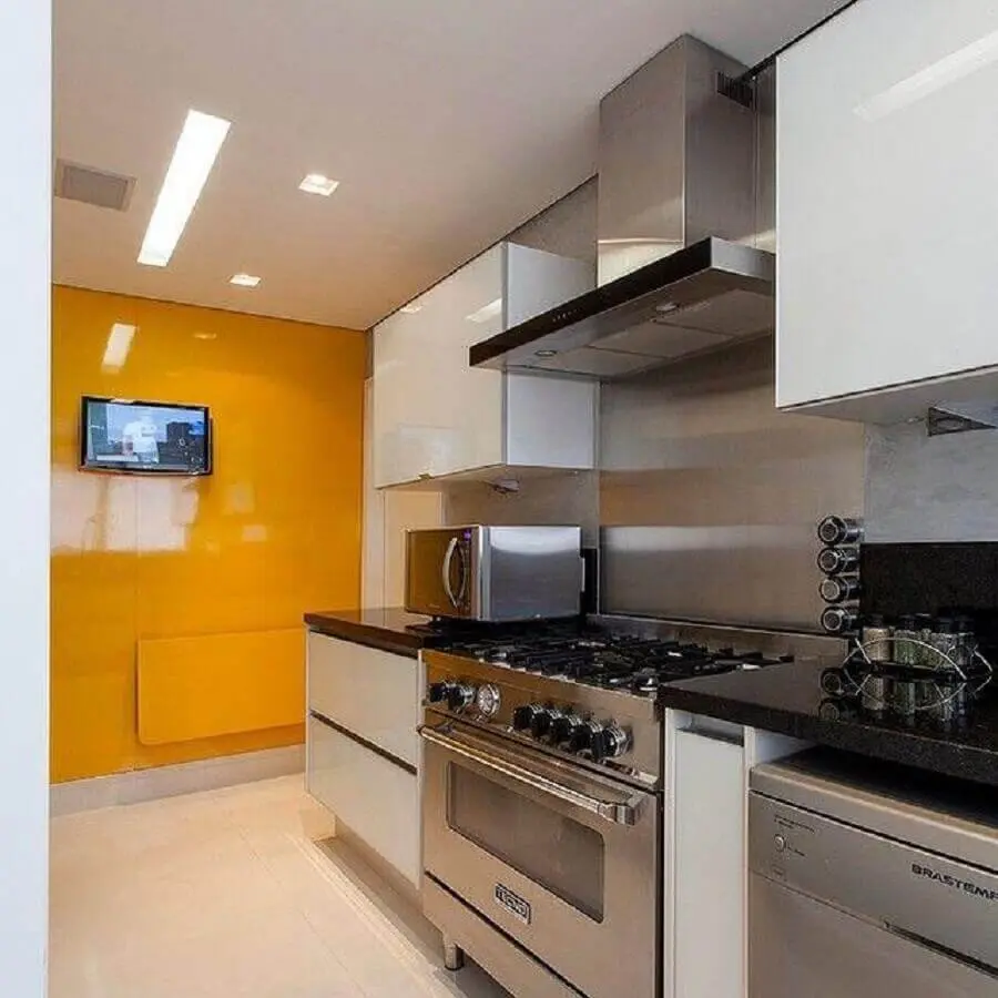 decoração com armário de cozinha planejado branco e inox Foto GF Projetos