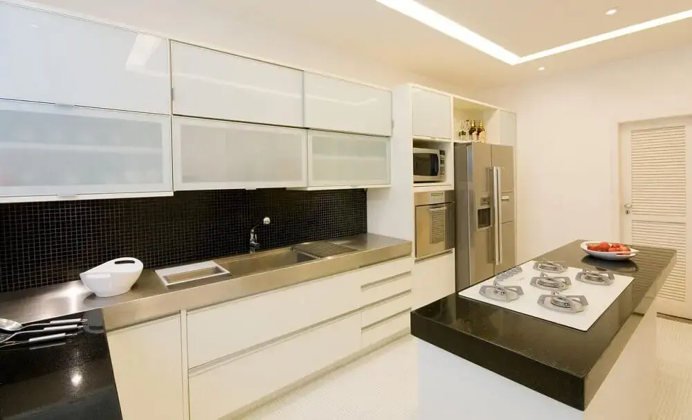 decoração com armário de cozinha planejado branco e pastilhas pretas Foto Letícia Araujo