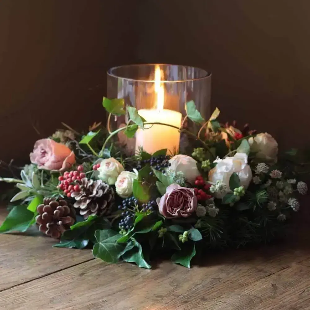 decoração com arranjos de natal com velas pinhas e flores Foto Alaric Flowers