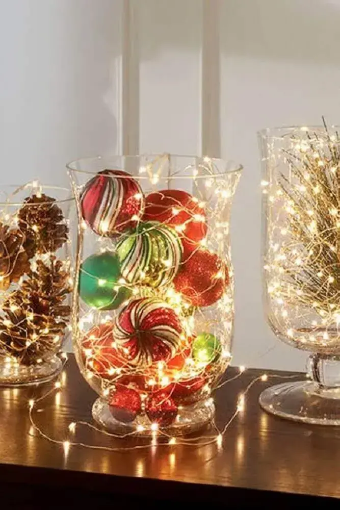 decoração com arranjos de natal feitos com bolas pinhas e luzinhas pisca pisca Foto Centerpiece Inspiration