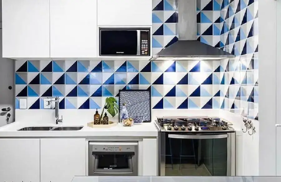 decoração com azulejo colorido para cozinha pequena planejada Foto The Holk
