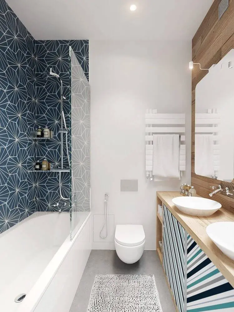 decoração com azulejo estampado para banheiro planejado Foto Construye Hogar