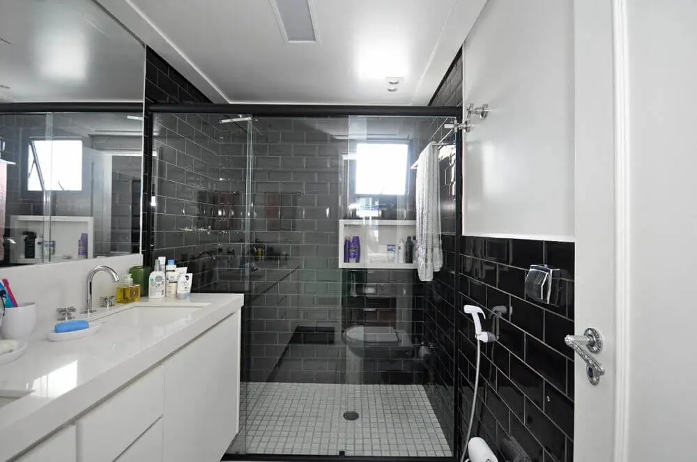 decoração com azulejo preto para banheiro planejado moderno Foto Condecorar Arquitetura e Interiores