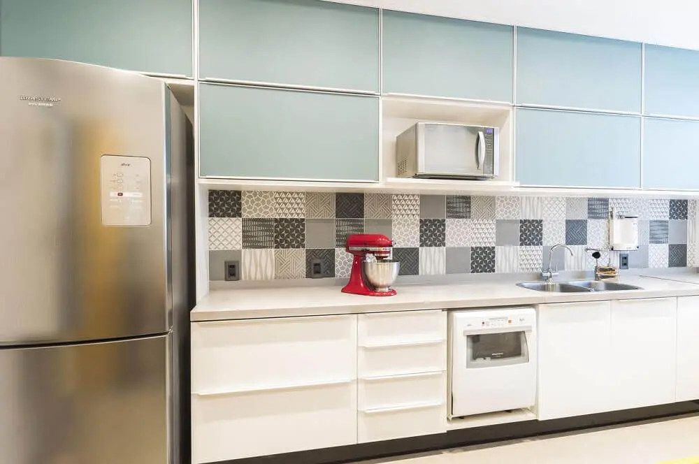 decoração com azulejos decorativos e armário de cozinha planejado branco Foto Vitral Arquitetura
