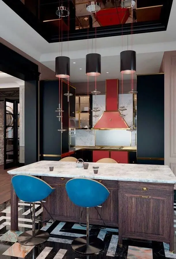 decoração com banquetas azuis para cozinha com armários pretos e detalhes em vermelho