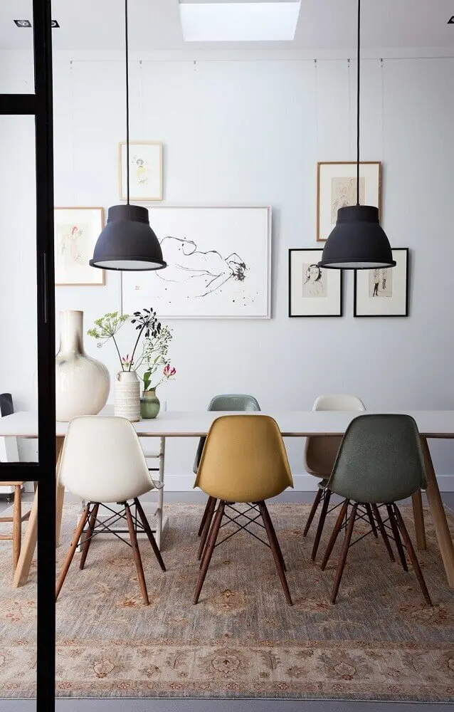 decoração com cadeiras coloridas e pendente preto para sala de jantar moderna Foto Trentotto