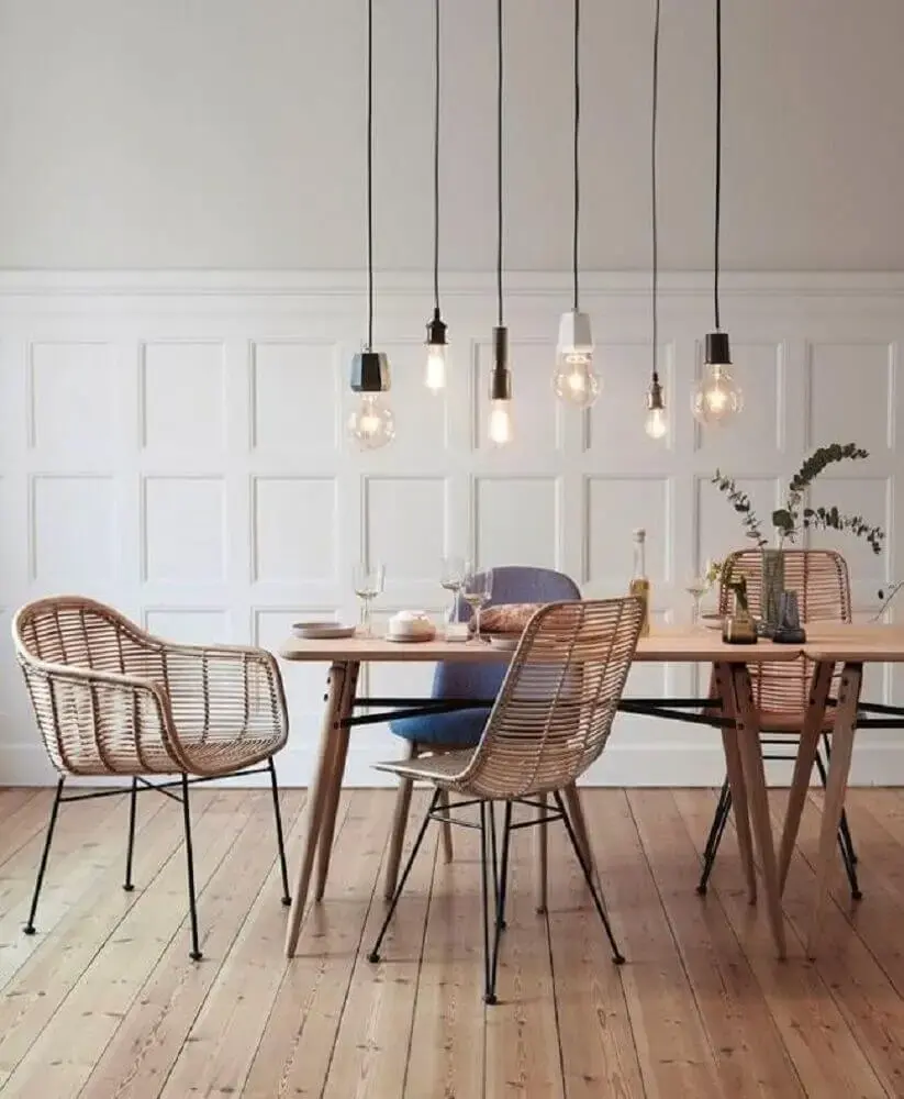 decoração com cadeiras de vime e pendente para sala de jantar moderna Foto Pinterest