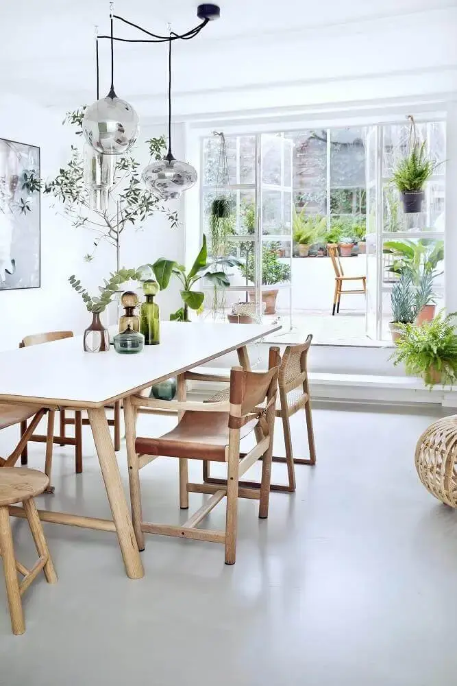 decoração com cadeiras para sala de jantar modernas e pendentes redondos Foto Pinterest