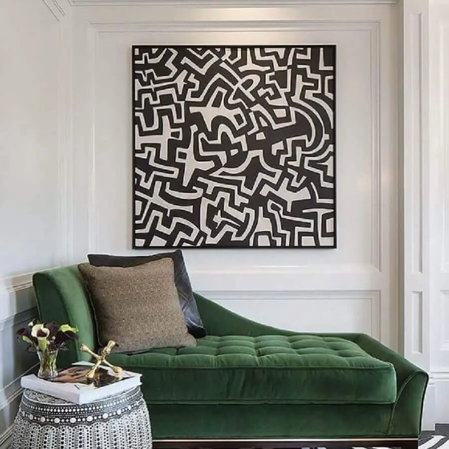 decoração com divã verde e boiserie na parede com quadro Foto Tineke Triggs