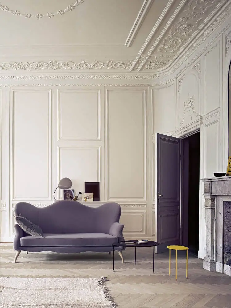 decoração com estilo clássico de boiserie e sofá lilás Foto Made In Design