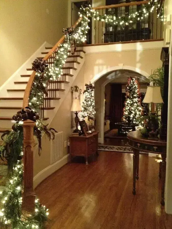 decoração com luzes de natal para escada de madeira Foto IdeaDesignCasa