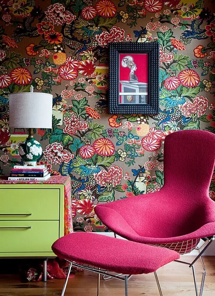 decoração com poltrona pink e papel de parede com flores coloridas Foto Yandex