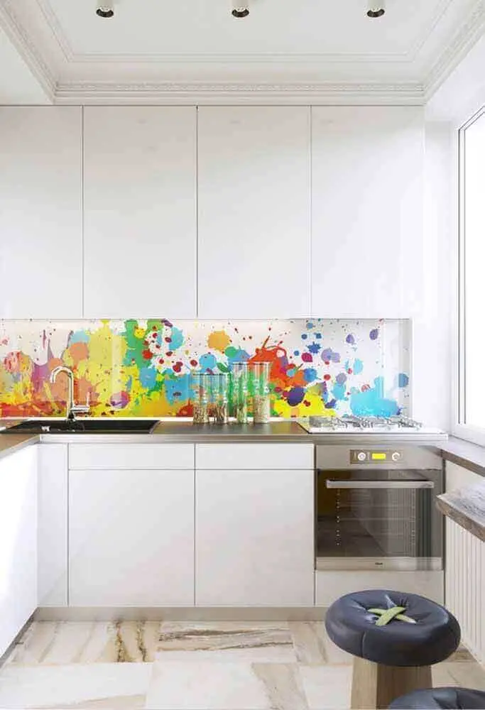 decoração com porcelanato líquido colorido e armário de cozinha planejado branco Foto Pinterest
