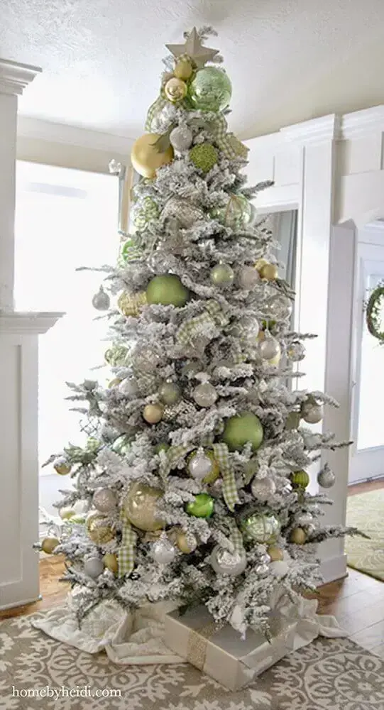 decoração com árvore de natal branca e verde Foto Ella Claire