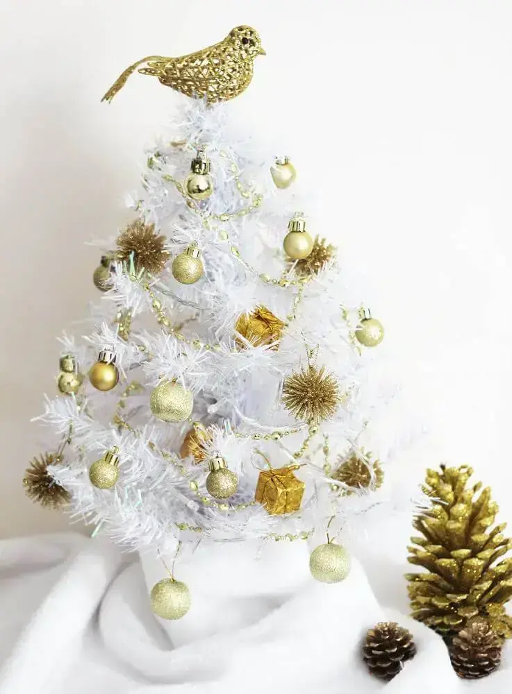 decoração com árvore de natal branca pequena com enfeites dourados Foto The Holk