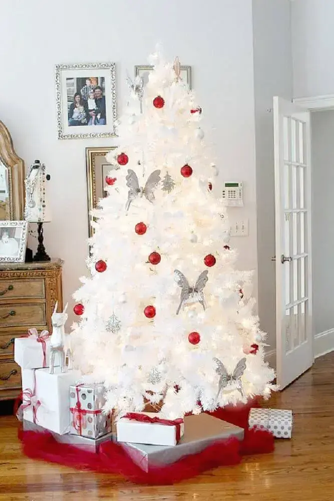decoração com árvore de natal branca prata e vermelha Foto Duke Manor Farm