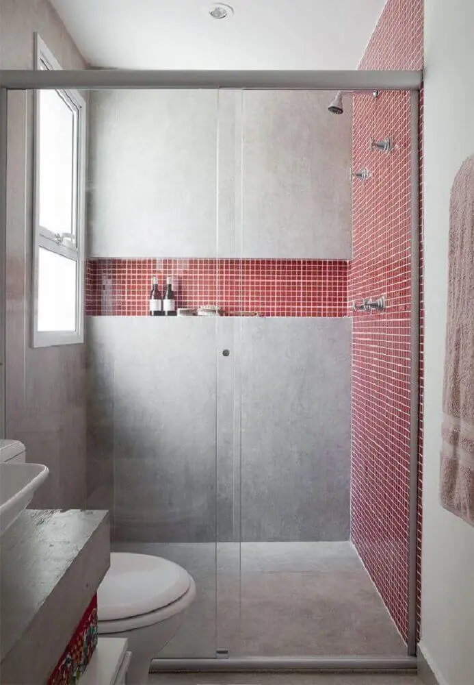 decoração contemporânea para banheiro pequeno com pastilha vermelha e parede de cimento queimado Foto Pinterest