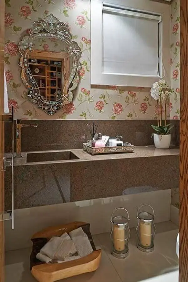 decoração de banheiro com espelho provençal e papel de parede floral romântico Foto Belosares